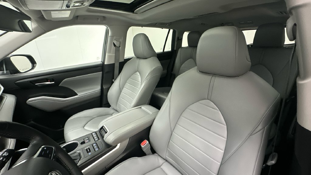 Certified 2021 Toyota Highlander XLE AWD/4WD image 9