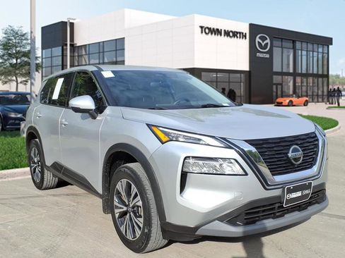 Used 2021 Nissan Rogue SV image 1