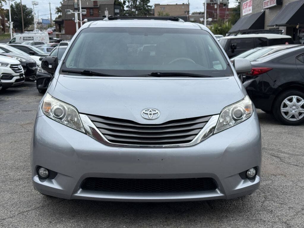 Used 2011 Toyota Sienna XLE w/ Entertainment Pkg FWD image 2
