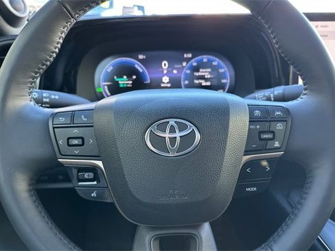 Used 2023 Toyota Crown Limited image 25