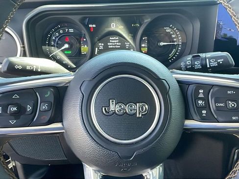 Used 2024 Jeep Wrangler Unlimited Sahara w/ Technology Group AWD/4WD image 23