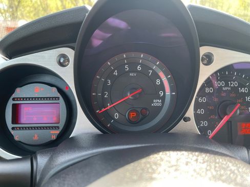 Used 2018 Nissan 370Z Roadster RWD image 10