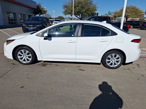 Used 2021 Toyota Corolla LE image 3