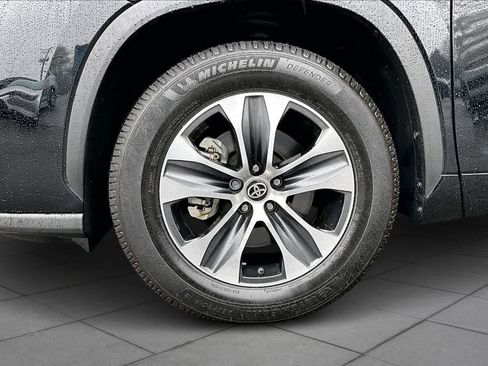 Certified 2023 Toyota Highlander XLE image 11