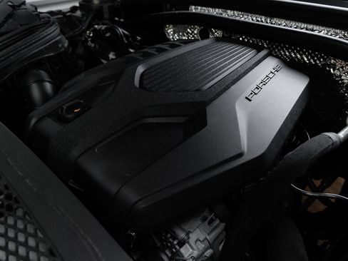 Certified 2025 Porsche Macan AWD/4WD image 39