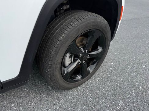 Used 2023 Jeep Grand Cherokee L Limited w/ Luxury Tech Group II image 11