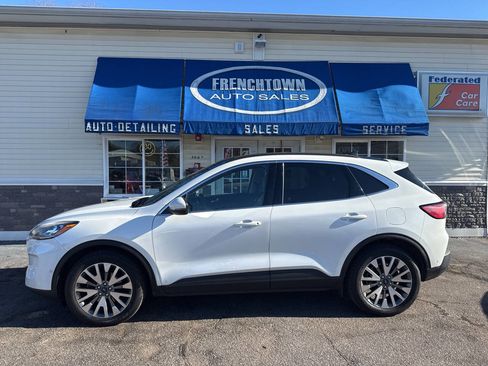 Used 2020 Ford Escape Titanium image 4