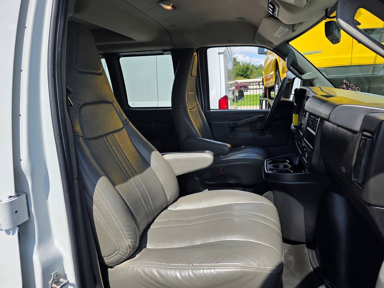 Used 2019 Chevrolet Express 3500 LS RWD image 9