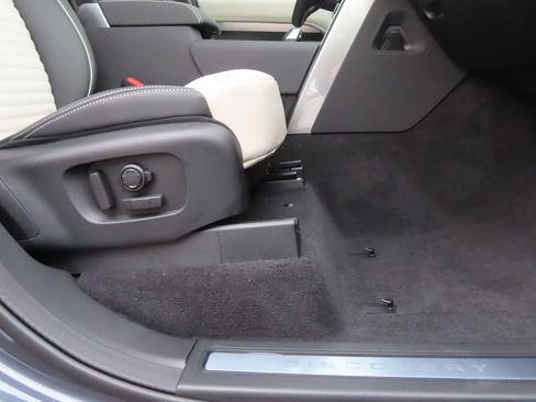 New 2024 Land Rover Discovery Dynamic SE image 20