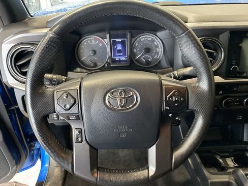 Used 2017 Toyota Tacoma TRD Sport AWD/4WD image 17
