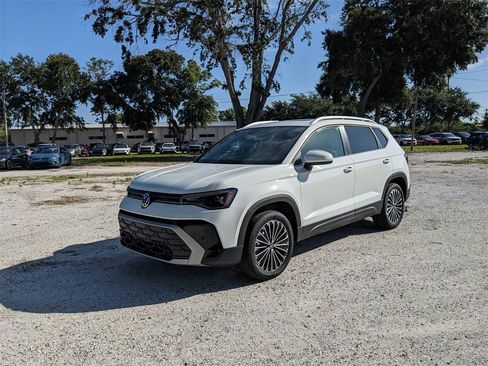 New 2025 Volkswagen Taos SE image 2