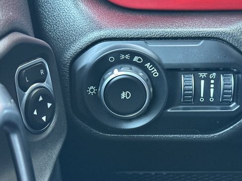 Used 2021 Jeep Wrangler Unlimited Rubicon w/ Cold Weather Group AWD/4WD image 31