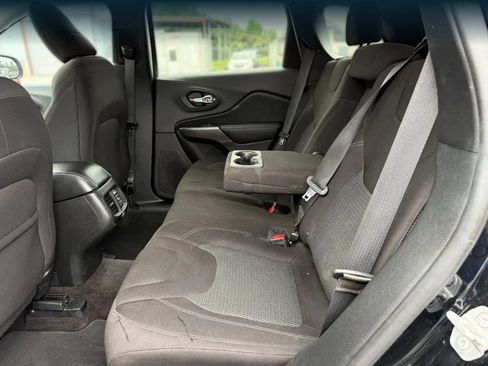 Used 2019 Jeep Cherokee Latitude w/ Popular Appearance Group FWD image 21