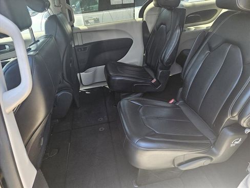 Used 2023 Chrysler Pacifica Touring-L FWD image 14