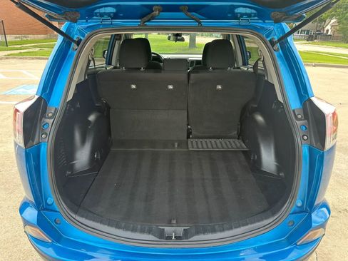 Used 2018 Toyota RAV4 LE FWD image 18