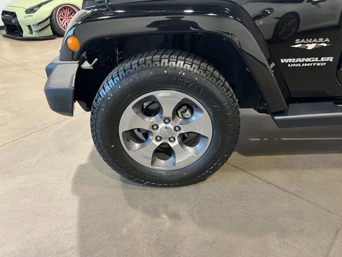 Used 2017 Jeep Wrangler Unlimited Sahara w/ Max Tow Package AWD/4WD image 37