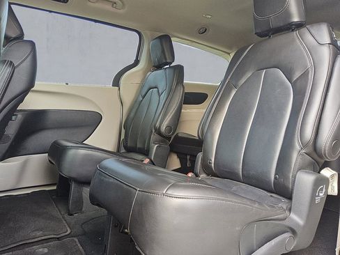 Used 2023 Chrysler Pacifica Touring-L image 13