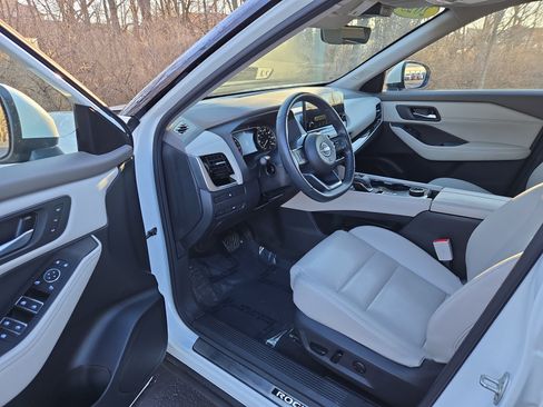 Used 2023 Nissan Rogue SL w/ SL Premium Package image 12