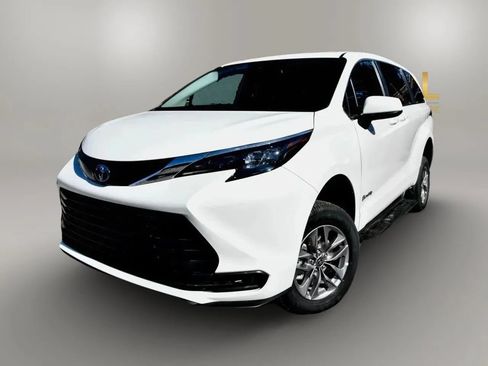 Used 2025 Toyota Sienna LE FWD image 2