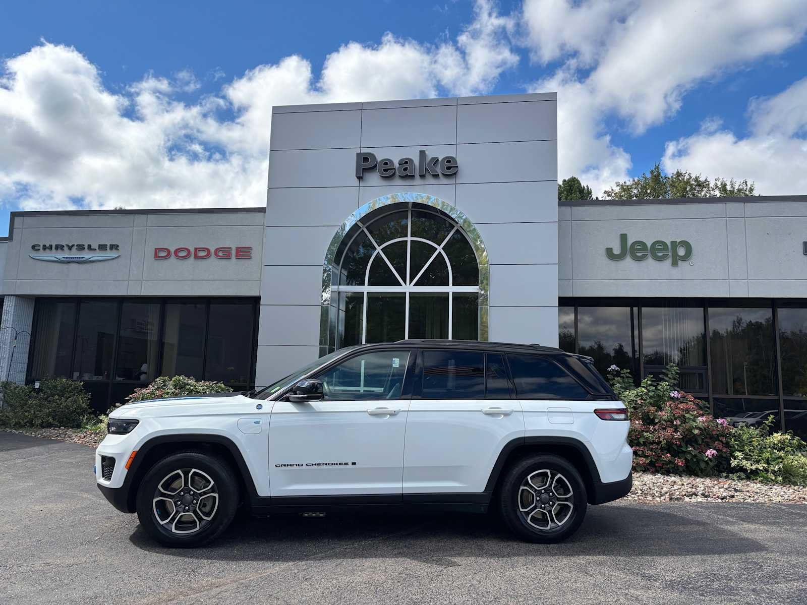 Used 2024 Jeep Grand Cherokee Trailhawk AWD/4WD image 3