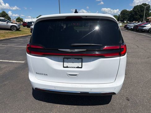 Used 2025 Chrysler Pacifica Select FWD image 4