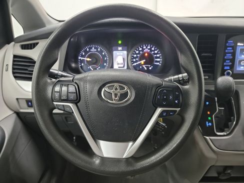 Used 2020 Toyota Sienna L image 17