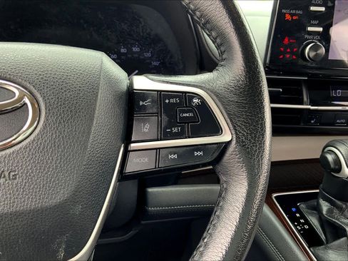 Used 2021 Toyota Sienna XLE image 24