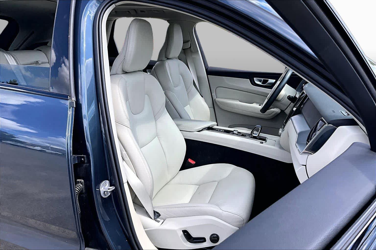 Used 2024 Volvo XC60 B5 Core AWD/4WD image 8