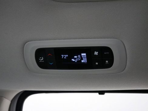 Used 2024 Chrysler Pacifica Touring-L image 18