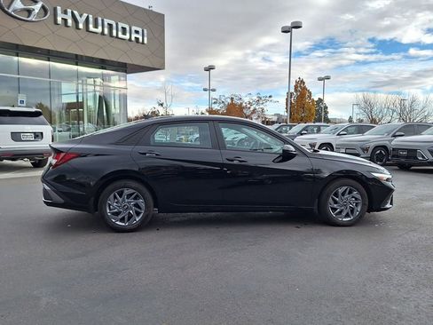 Used 2024 Hyundai Elantra SEL image 2