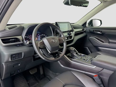 Used 2021 Toyota Highlander XLE image 8