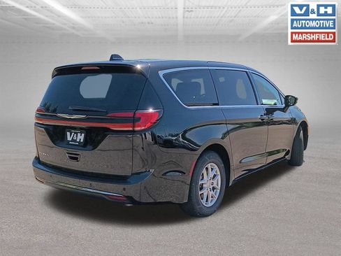 Used 2024 Chrysler Pacifica Touring-L FWD image 28