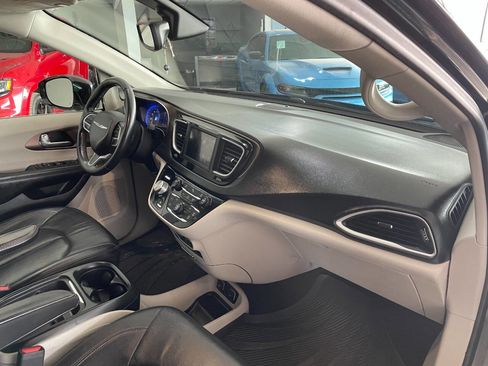 Used 2018 Chrysler Pacifica Touring-L image 32