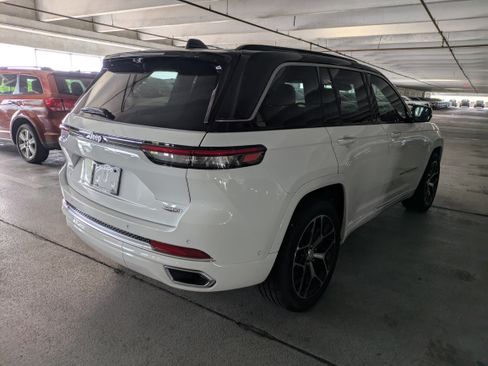 New 2025 Jeep Grand Cherokee Summit image 5