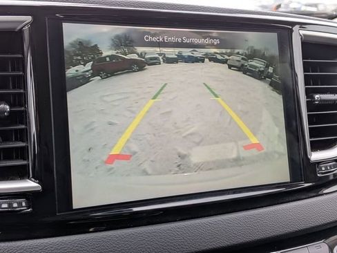 Certified 2024 Chrysler Pacifica Touring-L image 22