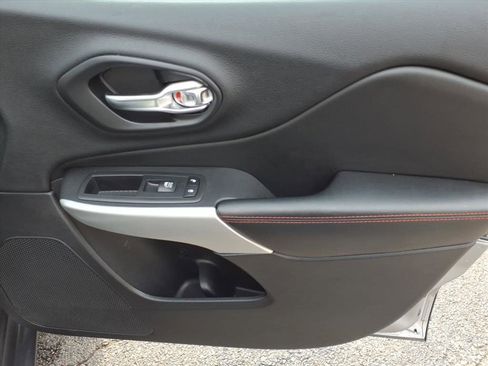 Used 2017 Jeep Cherokee Trailhawk w/ Cold Weather Group image 15