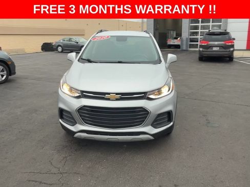 Used 2020 Chevrolet Trax LT w/ LT Convenience Package FWD image 3