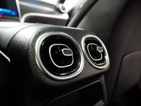 Used 2024 Mercedes-Benz GLC 300 4MATIC image 27