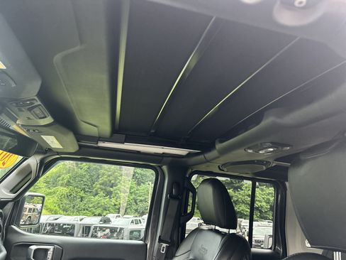 Used 2019 Jeep Wrangler Unlimited Sahara w/ Quick Order Package 24M Moab AWD/4WD image 10