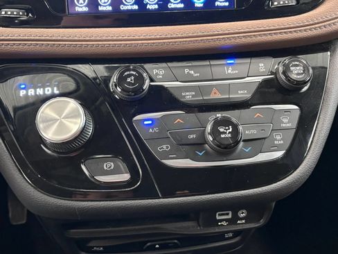 Used 2017 Chrysler Pacifica Limited w/ UConnect Theater Package FWD image 51