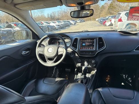 Used 2019 Jeep Cherokee Trailhawk w/ Cold Weather Group image 12