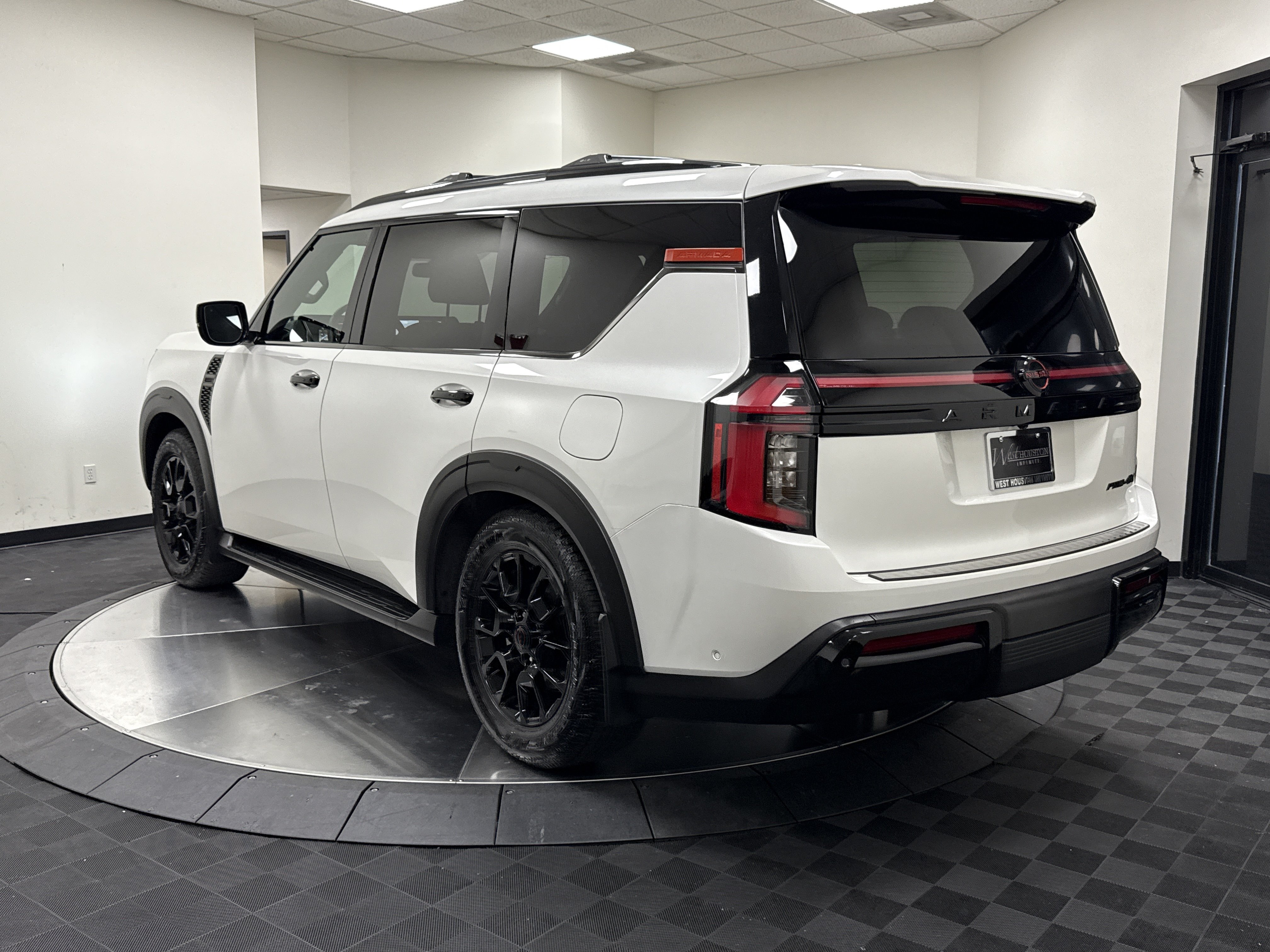 Used 2026 Nissan Armada PRO-4X w/ Captain's Chari Seat Package AWD/4WD image 5
