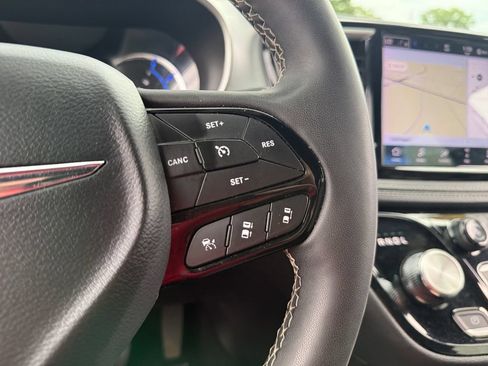 Used 2024 Chrysler Pacifica Limited FWD image 16
