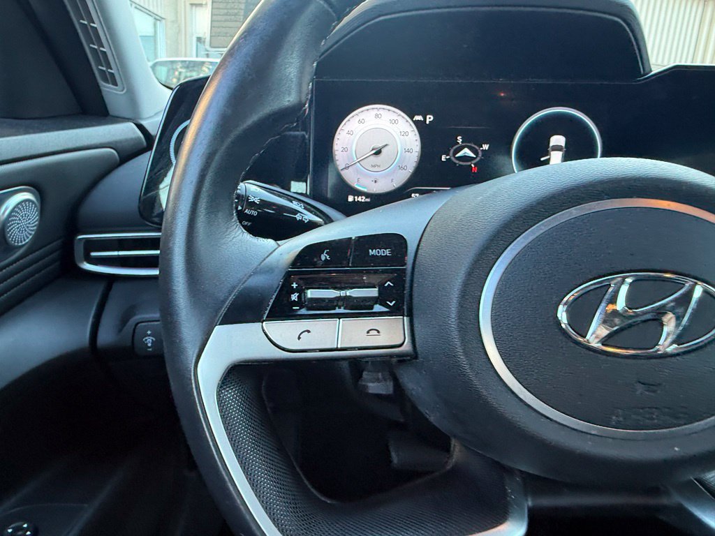 Certified 2022 Hyundai Elantra Limited FWD image 13
