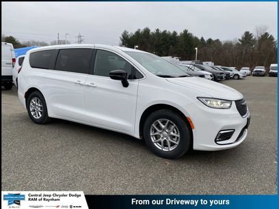 New 2026 Chrysler Pacifica Select