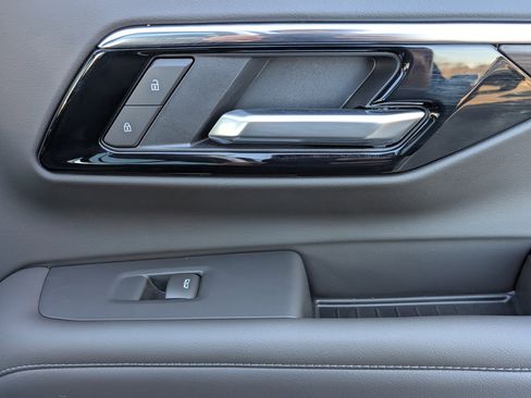 Used 2025 Chevrolet Suburban Z71 w/ Comfort Package image 23