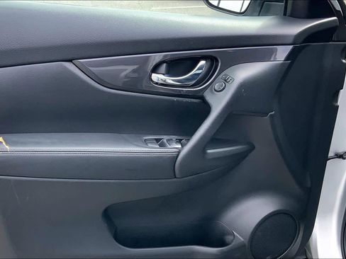 Used 2017 Nissan Rogue SV image 21