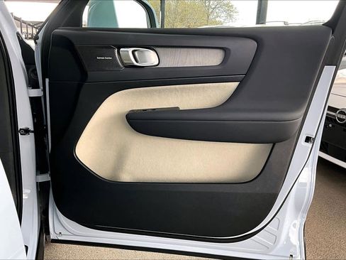 Used 2025 Volvo XC40 B5 Ultra w/ Climate Package image 23