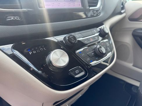 Used 2024 Chrysler Voyager LX FWD image 17