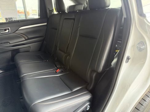 Used 2019 Toyota Highlander XLE AWD/4WD image 16
